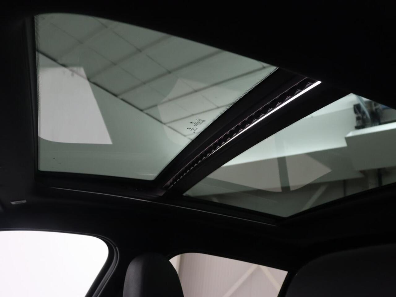 BMW 1-SERIE 118i M Sport | Panoramadak | Stoelverwarming | Camera | Sportstoelen | Harman/Kardon | Stuurverwarming | Carplay | Navigatie | Live Cockpit | Full LED | Getint glas