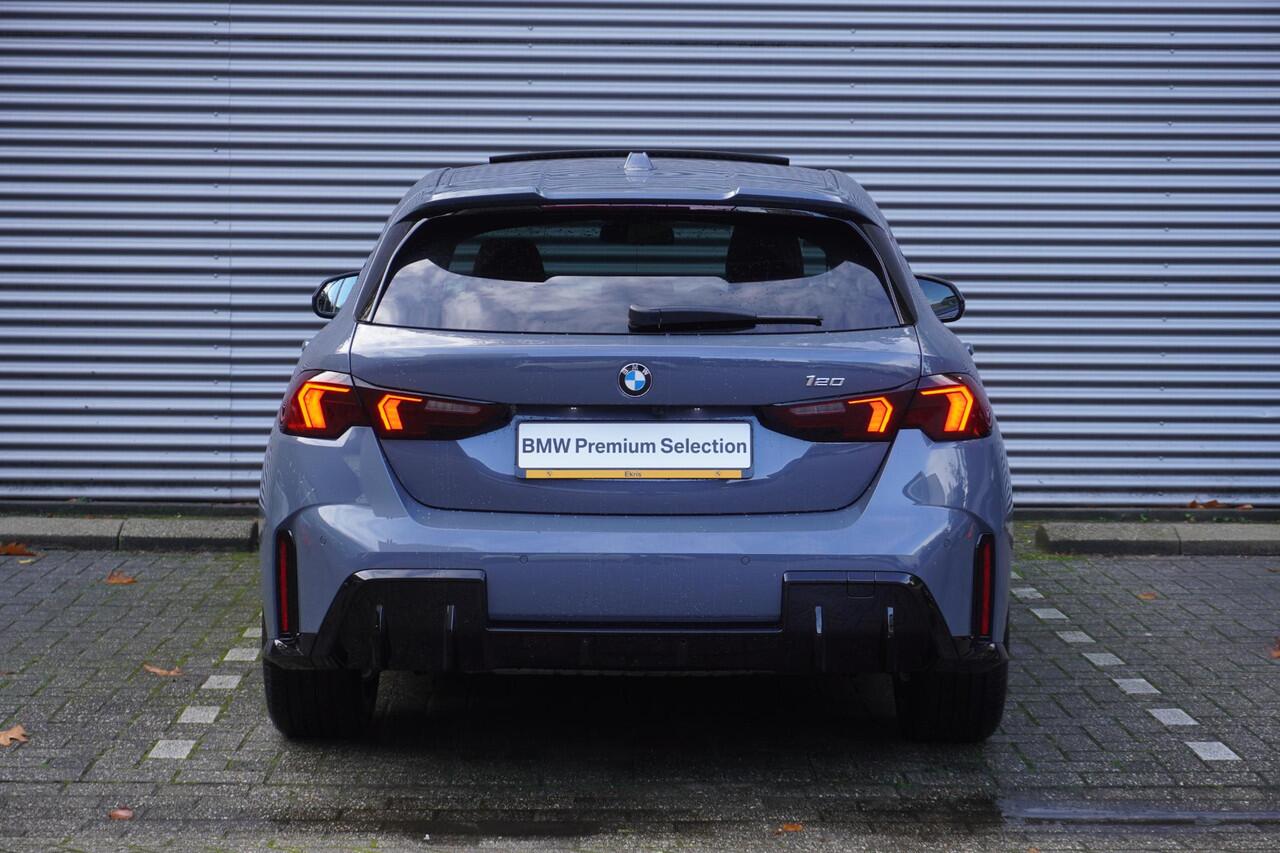BMW 1-SERIE 120 M Sportpakket Pro | Innovation Pack | 18 inch LM M Y-spaak | Glazen panoramadak | BMW Head-Up Display | Parking Assistant Plus