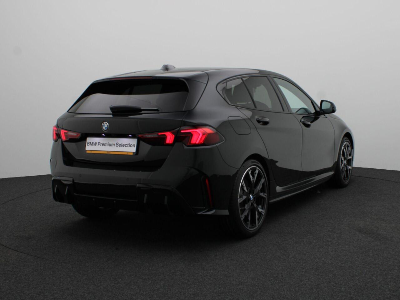 BMW 1-SERIE 120 M Sportpakket | Premium Pack | Stuurwielrand Verwarmd | Achteruitrijcamera | Driving Assistant | 19''