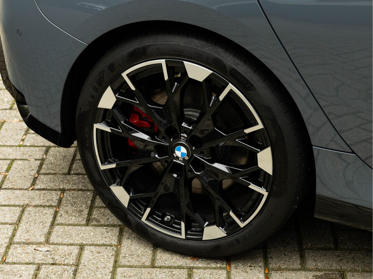 BMW 1-SERIE M135 xDrive M-Sport Pro - Pano - Harman Kardon - Driving Ass Plus