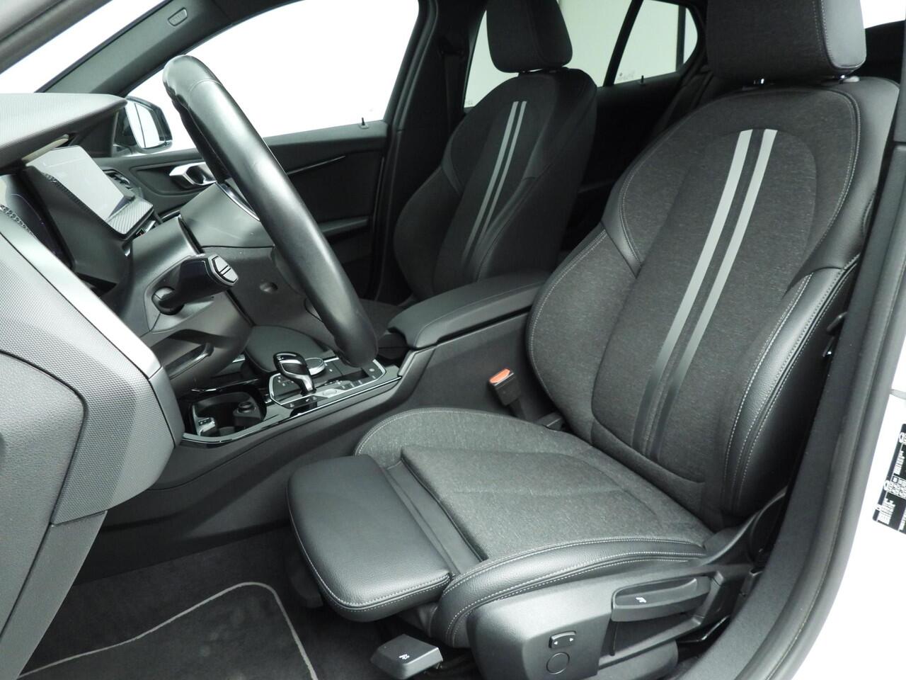 BMW 1-SERIE 5-deurs 118i | LED | Navigatie | Sportstoelen | Clima | Cruise controle | PDC | DAB | Alu 17 inch