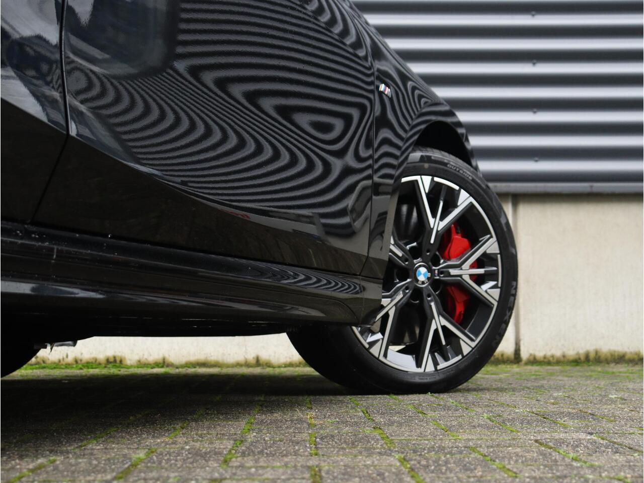 BMW 1-SERIE 120 | M Sportpakket Pro | Panodak | Trekhaak | Comfort Access | Stoelverwarming | Achteruitrijcamera | Driving Assistant | 18'' LMV