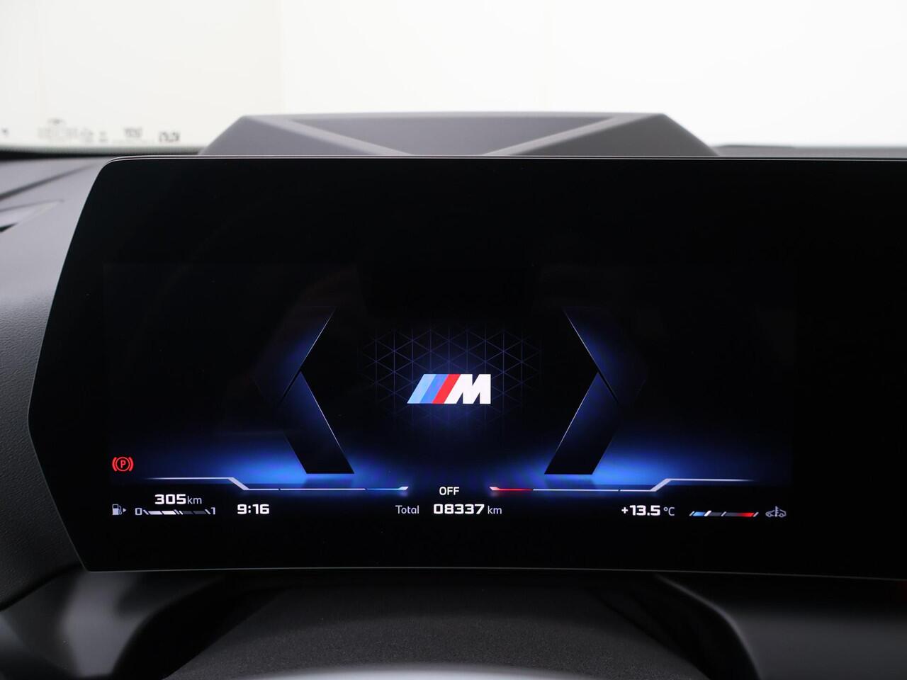 BMW 1-SERIE M135 xDrive 19 "LM M-velgen | M-ec-en interieur | 300 PK | Head up display | Navigatiesysteem | Stoel- en stuurverwarming | 360gr. camera | Harmon Kardon geluid | Afneembare trekhaak |