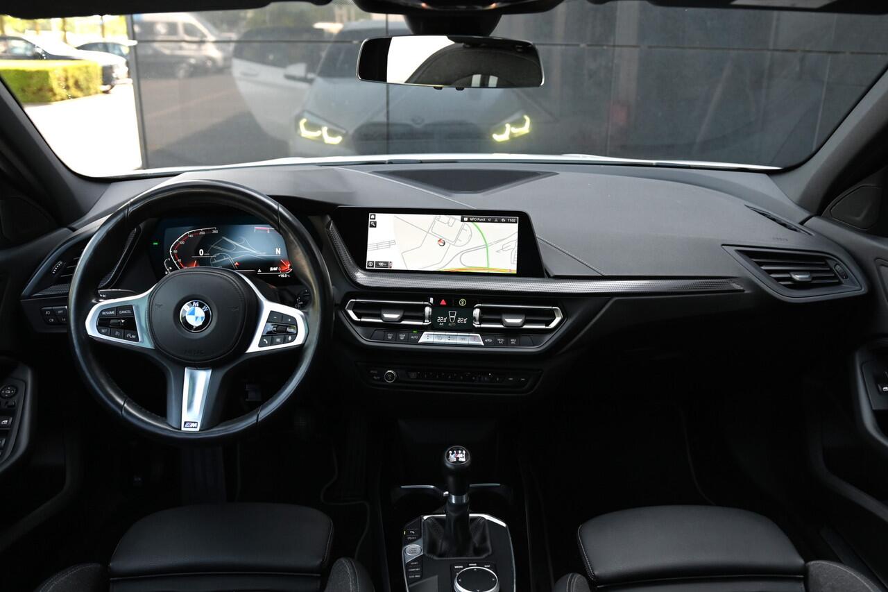 BMW 1-SERIE 118i Executive Sport Line / Panoramadak / Sportstoelen / LED / Hifi / Parking Assistant / Live Cockpit Professional