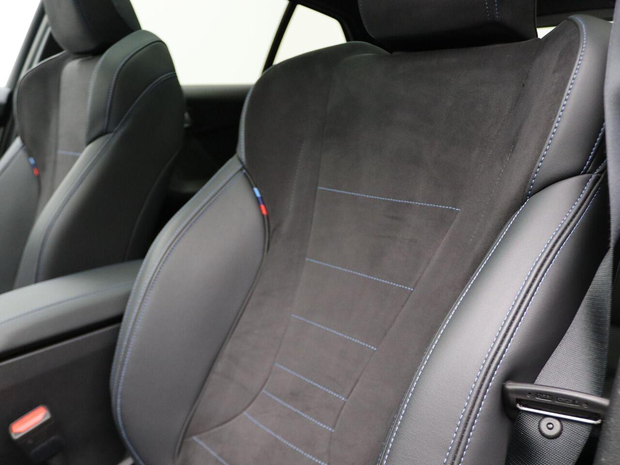 BMW 1-SERIE 120 M Sportpakket | Panoramadak | Head-Up Display | Elek. Stoelen met Memory | 18"