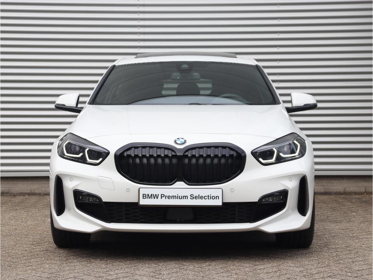 BMW 1-SERIE 5-deurs 118i | M Sportpakket Pro | Panodak | Harman Kardon | Driving Assistant | Elektr. Achterklep | Verwarmbaar Stuurwiel | 19'' LMV