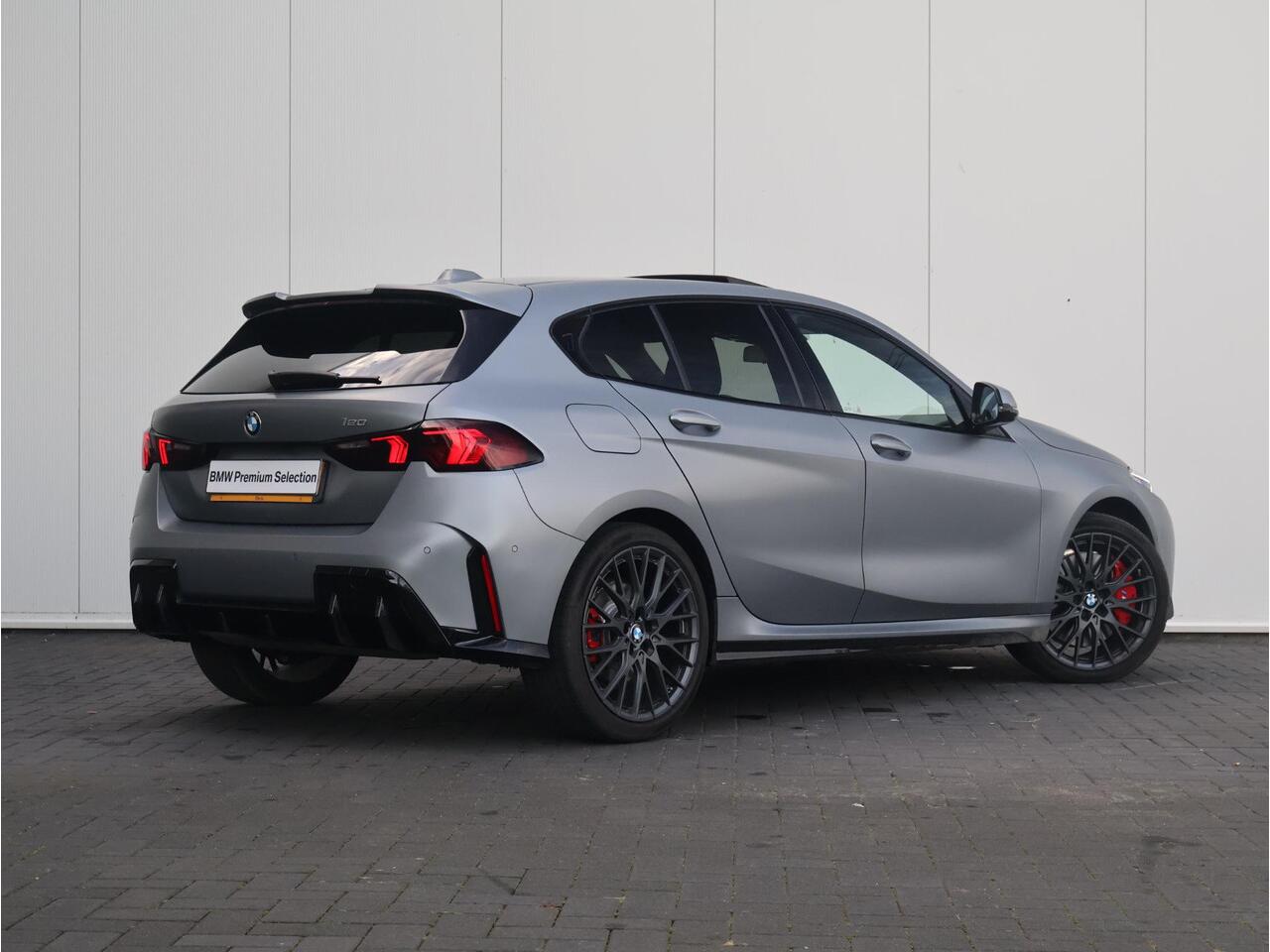 BMW 1-SERIE 120 M Sport Design Edition Individual Frozen Pure Grey metallic/ M Sportpakket Pro/ Stuurwiel verwarmd/ Comfort Access/ Panoramadak/ Head-Up/ Harman-Kardon/