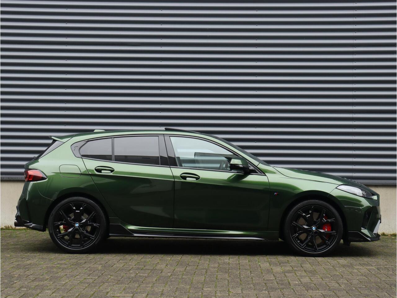 BMW 1-SERIE 120 | M Sportpakket Pro | Panodak | Harman Kardon | Comfort Access | Elektr. Achterklep | M Performance | Individual | 19'' LMV