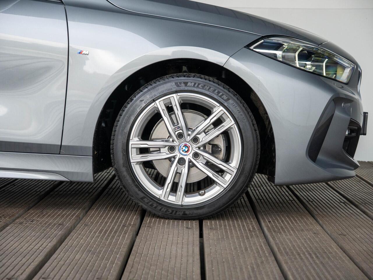 BMW 1-SERIE 5-deurs 118i | M Sportpakket | 17 inch | Sportstoelen | Cruise Control | Lichtpakket | Live Cockpit Professional