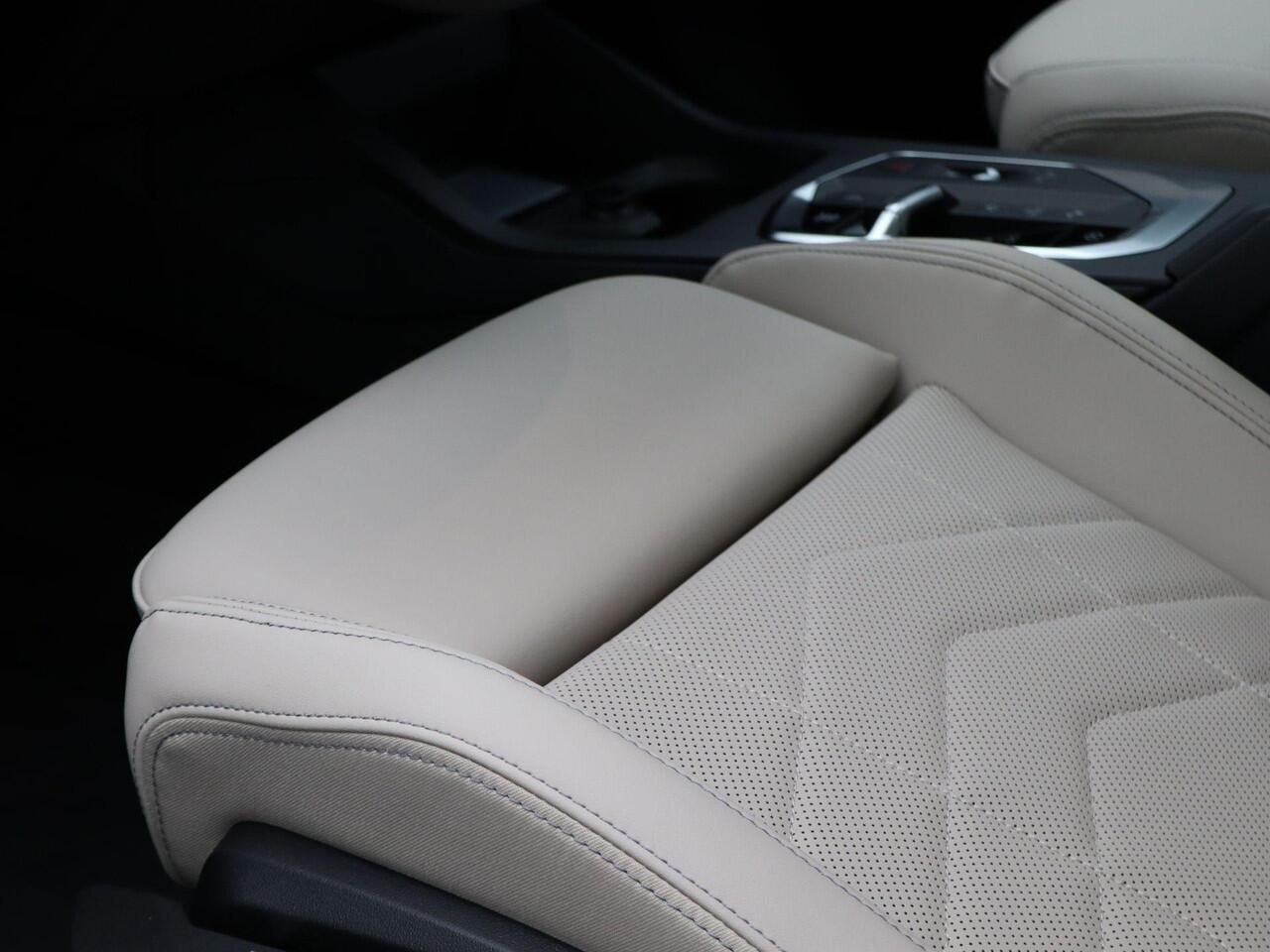 BMW 1-SERIE 120 M Sportpakket Pro | Premium Pack | Comfort Access | Achteruitrijcamera | Driving Assistant | Parking Assistant | Harman Kardon | 19''