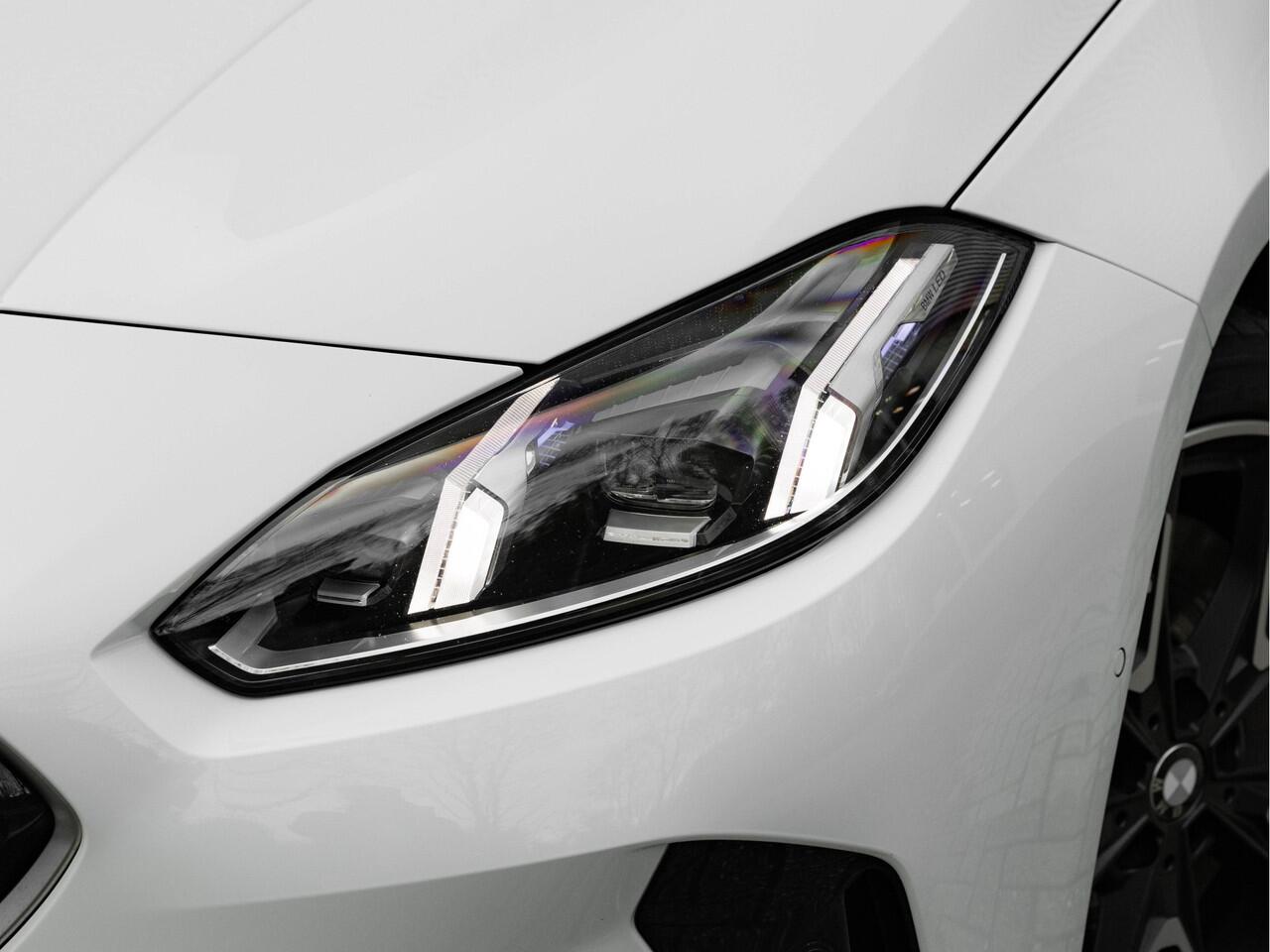 BMW 1-SERIE M135 xDrive - Pano - Trekhaak - Head-Up - Harman Kadon - Driving Ass