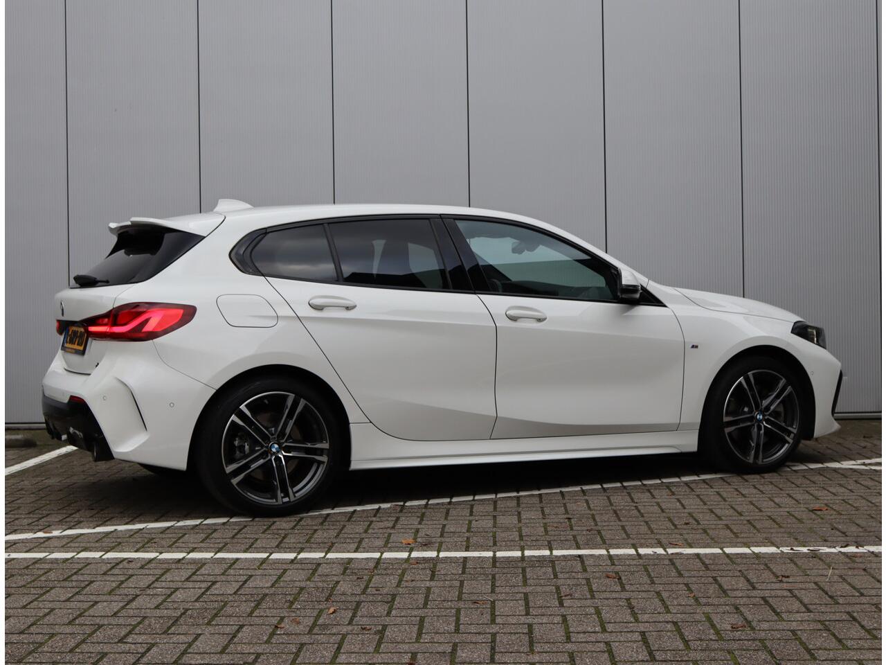 BMW 1-SERIE 120i M-sport | Parkeercamera | Keyless | Schaalstoelen