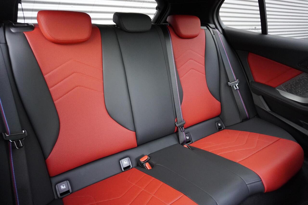 BMW 1-SERIE 5-deurs 120 M Sportpakket Pro | Panoramadak elektrisch | Driving Assistant | Head-Up Display | Adaptief M-onderstel