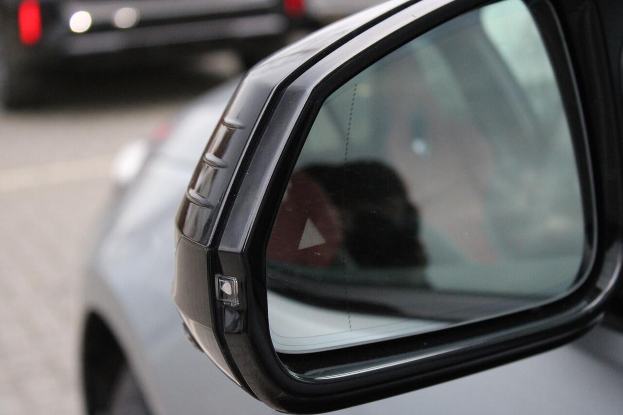 BMW 1-SERIE M135 xDrive High Executive M Sport Automaat / Panoramadak / M Sportstoelen / M Adaptief onderstel / Adaptieve LED / Parking Assistant Plus / Head-Up / Harman-Kardon