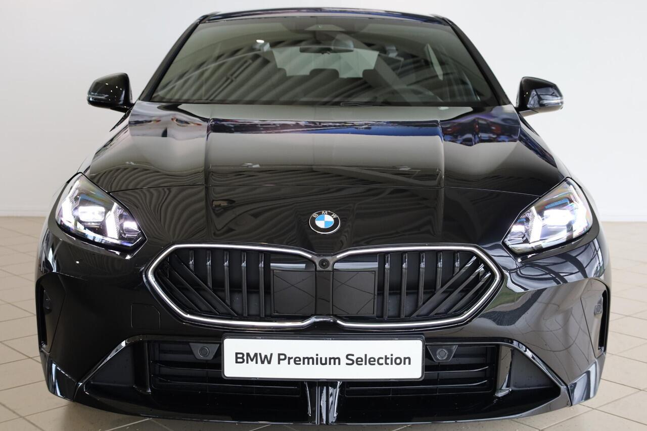 BMW 1-SERIE 120 M Sportpakket Pro | Head Up Display | Harman Kardon Audio | Iconic Glow nierengrille