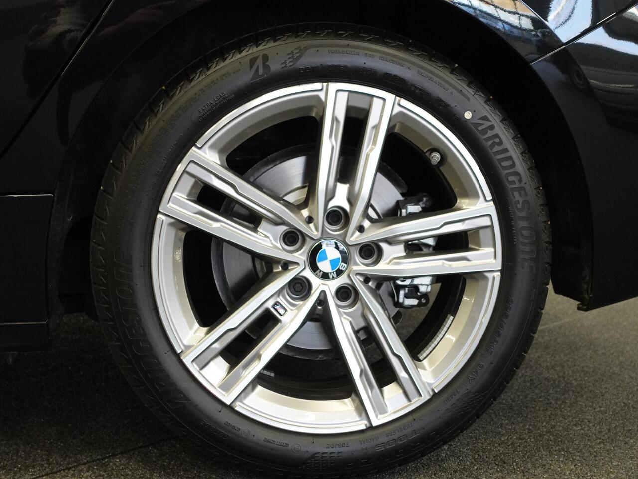 BMW 1-SERIE 118i M-Sport Automaat | DEMO ! | Digitale Cockpit | Climate control | Stoel verwarming | LED | Sfeer verlichting | Lichtmetalen velgen | Navigatie | Apple carplay/ Android auto | Parkeersensoren