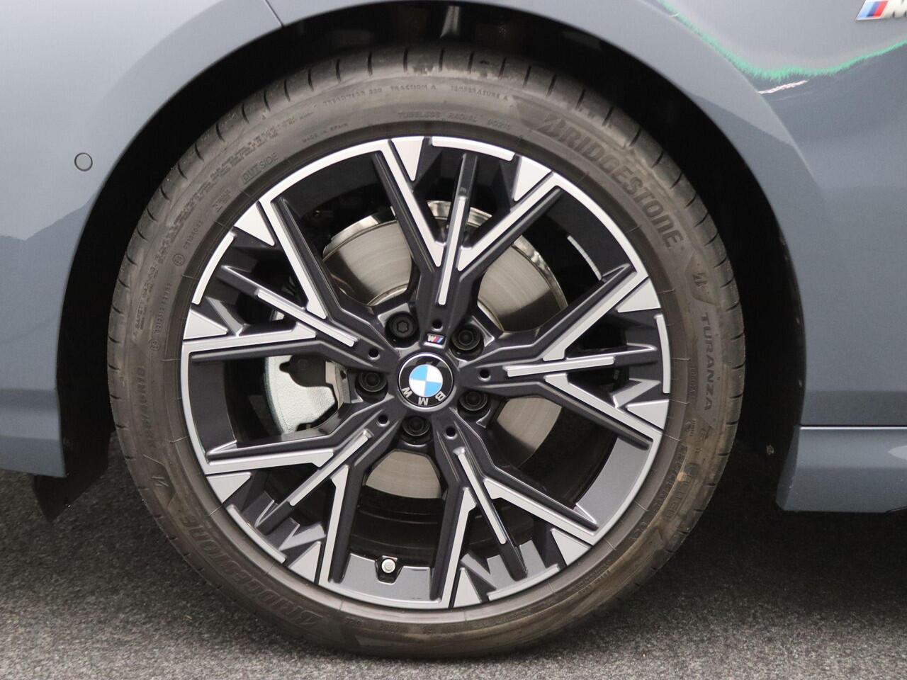 BMW 1-SERIE 120 M Sport Design Edition | M Sportpakket | Achteruitrijcamera | Glazen panoramadak | Parking Assistant | 18" | Ekris Selection