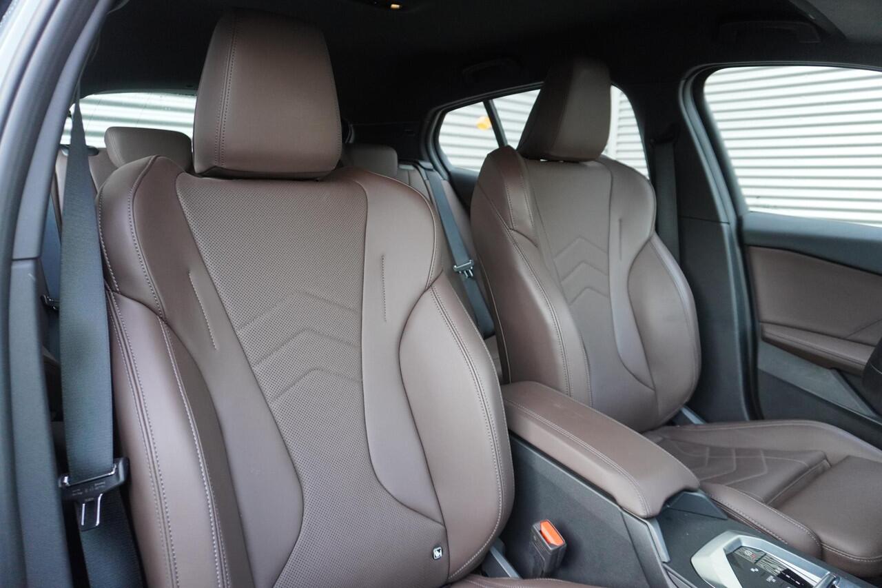 BMW 1-SERIE 120 M Sportpakket | Alarmsysteem klasse 3 | Comfort Access | Elektrisch verstelbare stoelen | Driving Assistant | Parking Assistant Plus | BMW Head-Up Display