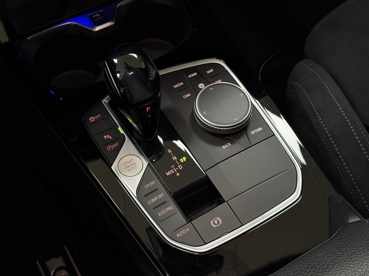 BMW 1-SERIE M135i xDrive High Executive Navi | 19" | Alcantara | Camera | PDC V+A |