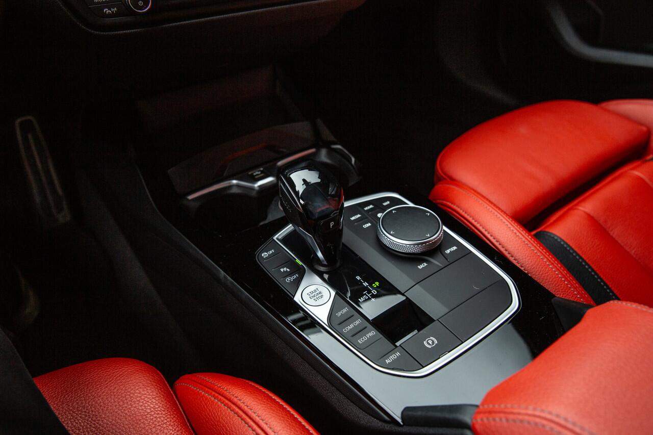 BMW 1-SERIE M135i xDrive High Executive 306pk , Kuipstoelen, Harman/Kardon, Head-up display, Sfeerverlichting