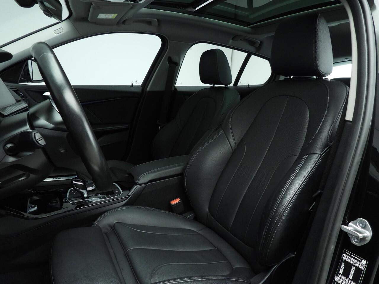 BMW 1-SERIE 5-deurs 118i | LED | Leder | HUD | Schuifdak | Active cruise | Stoelverwarming | DAB | Hifi speakers | Alu 17 inch