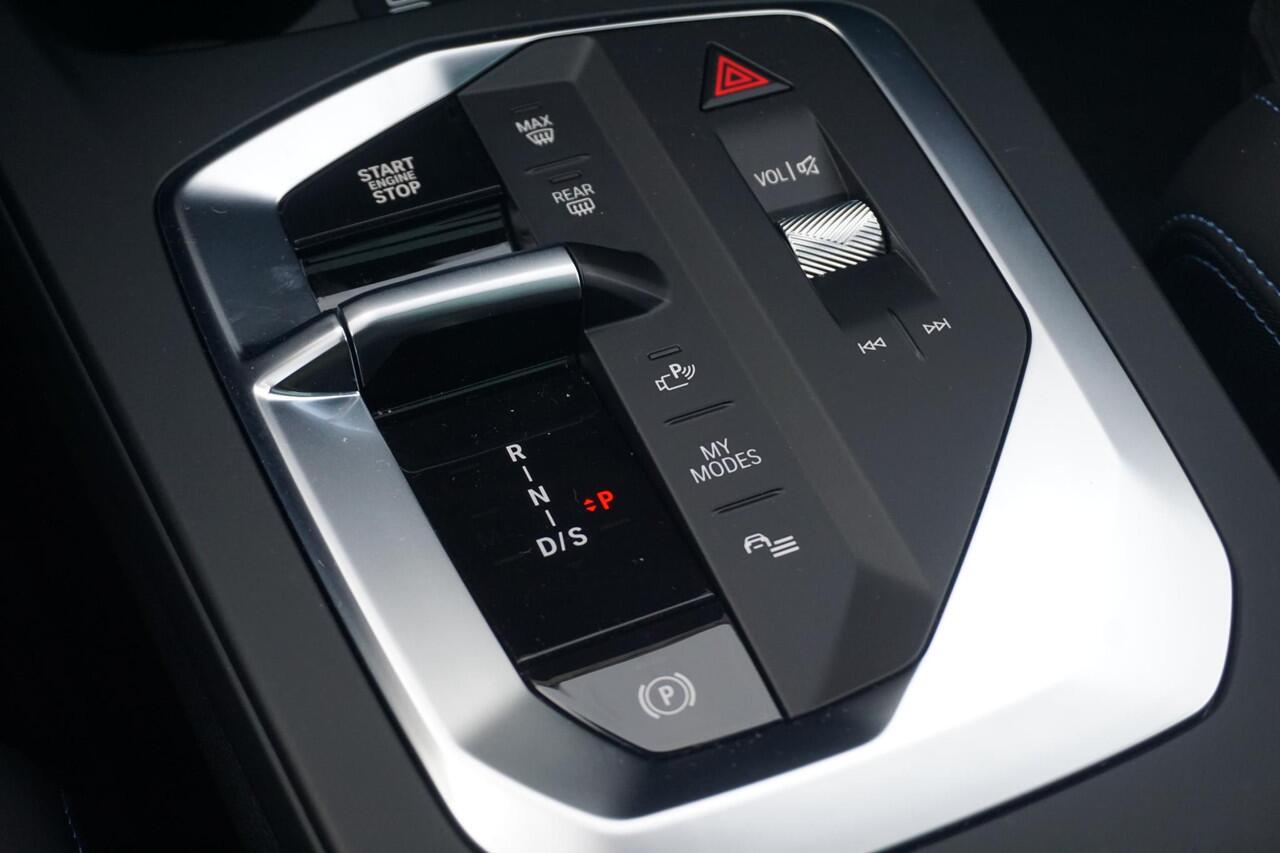 BMW 1-SERIE 5-deurs 120 M Sportpakket Pro 19'' / Panoramadak / Harman Kardon / Driving Assistant Plus / Trekhaak