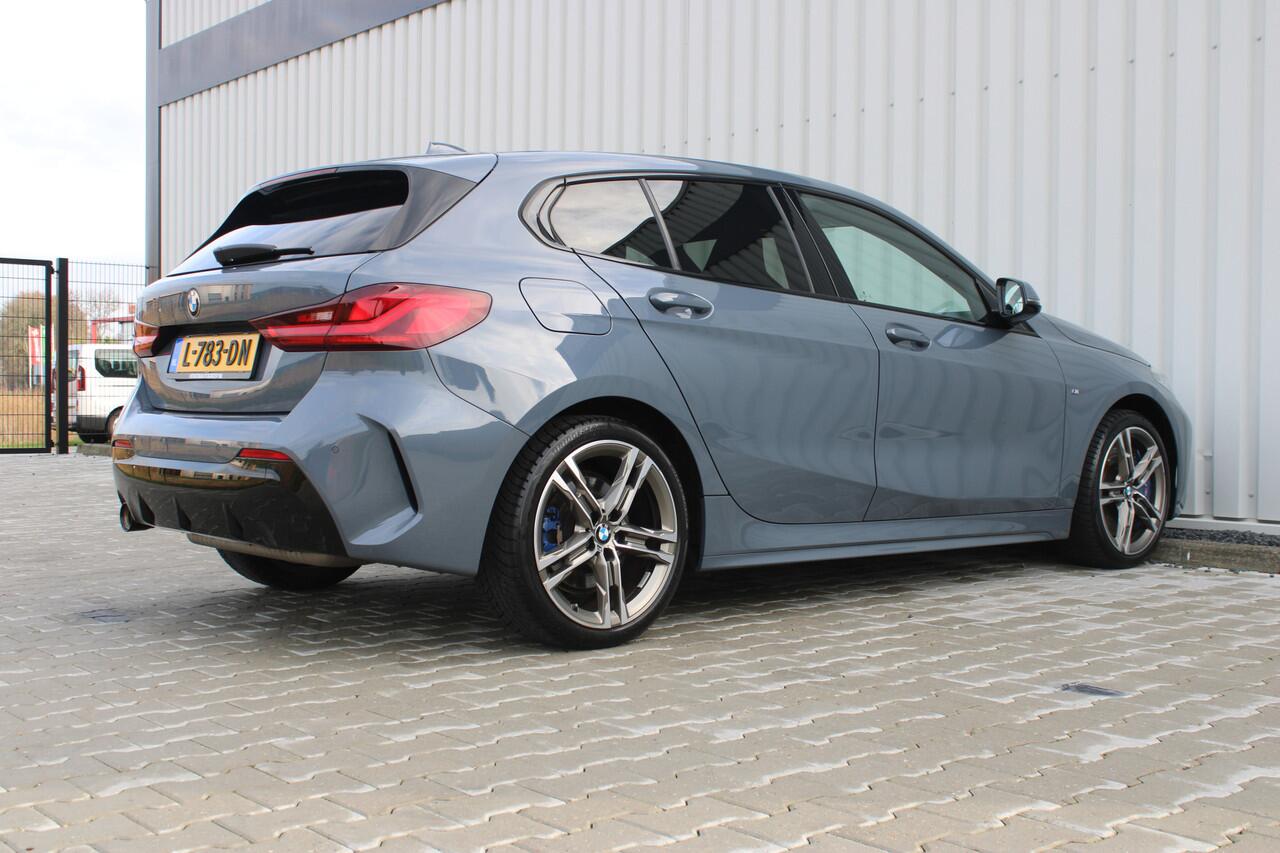 BMW 1-SERIE 118i High Executive M-sport | Incl. 12 maanden garantie | Cruise control | Kuipstoelen | Schuif/kantel dak | Climate control | Apple carplay | Navigatie | DAB radio | Harman/Kardon |