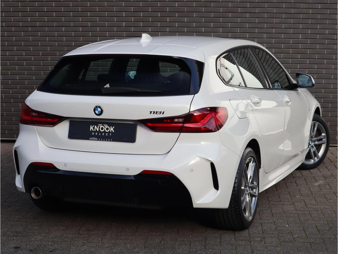 BMW 1-SERIE 118i Executive M Sport Pakket Automaat / Live Cockpit Professional / 17 Inch / LED / Achteruitrijcamera / Cruise Control / Shadow Line / Parkeersensoren / Lichtpakket