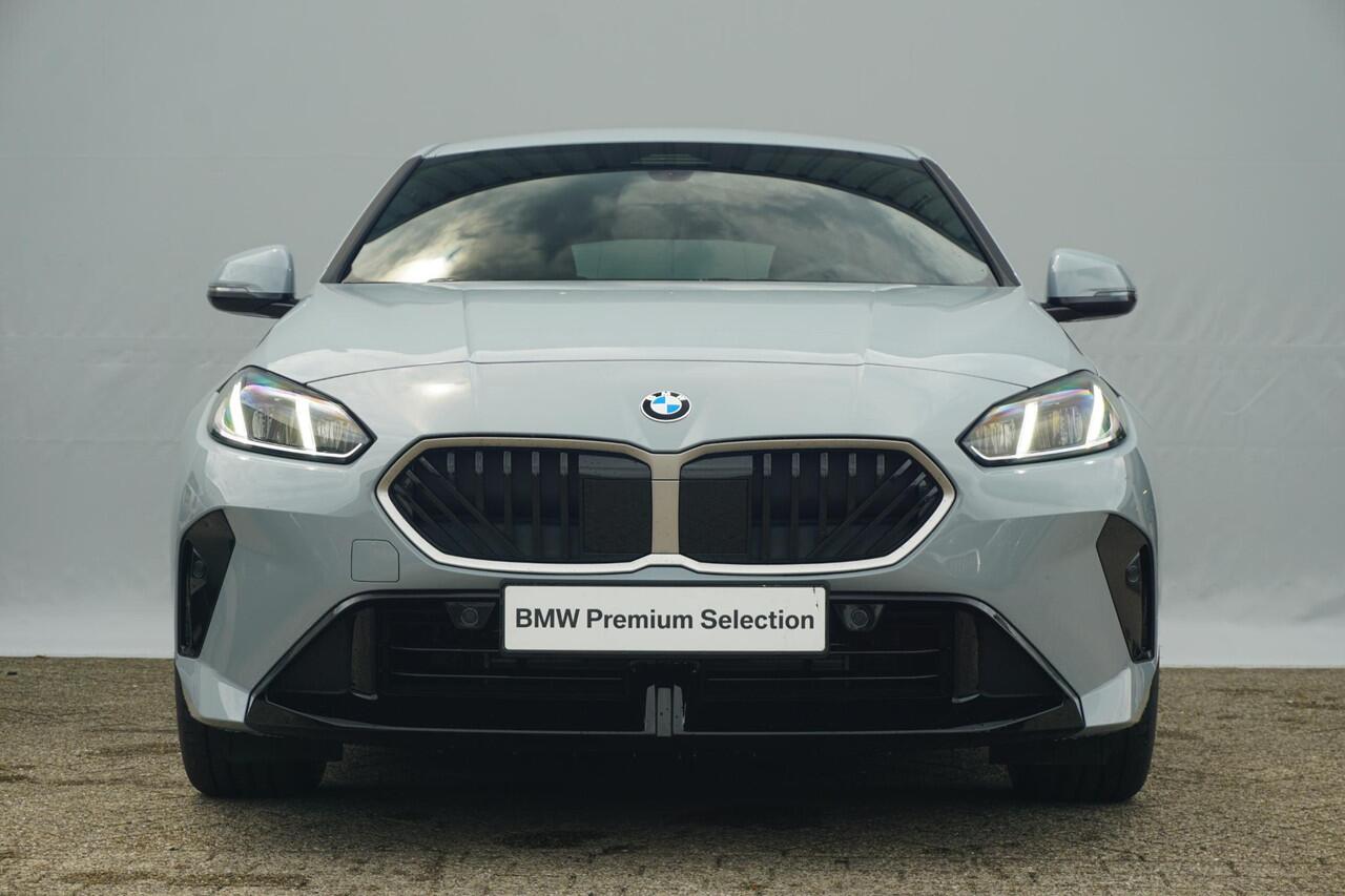 BMW 1-SERIE 120 M Sportpakket 18'' / Adaptief onderstel / Parking Assistant / Verwarmde voorstoelen