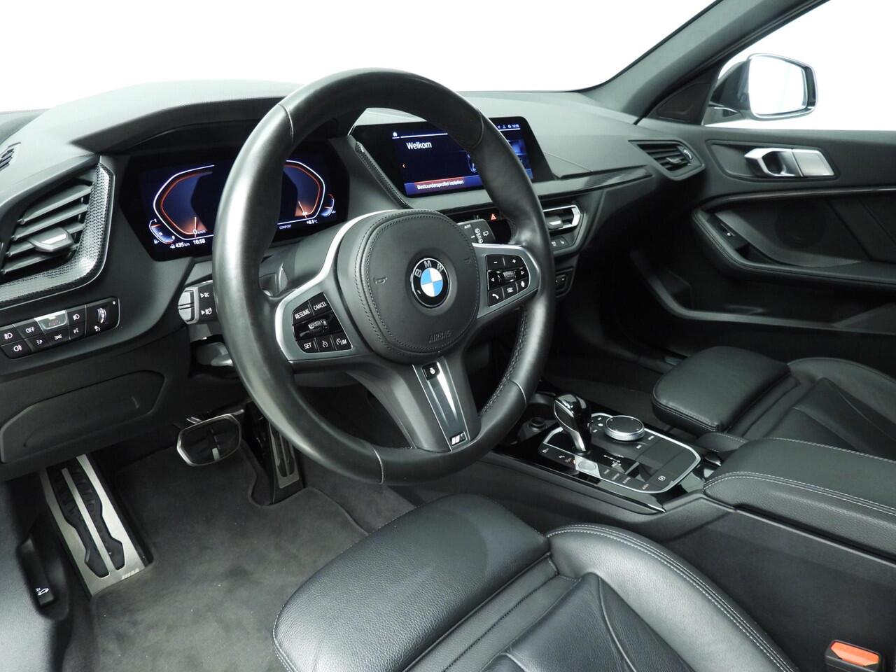 BMW 1-SERIE 5-deurs 118i | M-Sportpakket | LED | Leder | Navigatie | Stoelverwarming | DAB | Hifi Speakers | Alu 17 inch