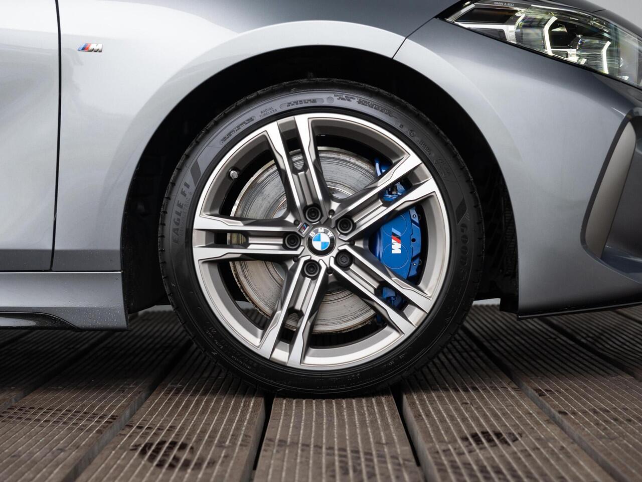 BMW 1-SERIE 5-deurs M135i xDrive | M Sportpakket | Innovation Pack | 18 inch | Stuurwielverwarming | Comfort Access | Elektrisch verstelbare stoelen | Head Up Display | HiFi