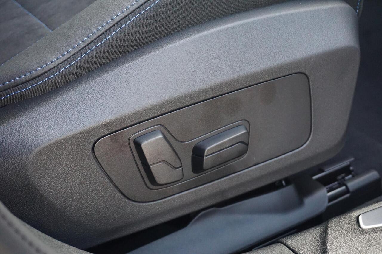 BMW 1-SERIE 120 M Sport Pro | Harman Kardon / Head-up / Rondomzicht camera's / Elektrisch verstelbare stoelen