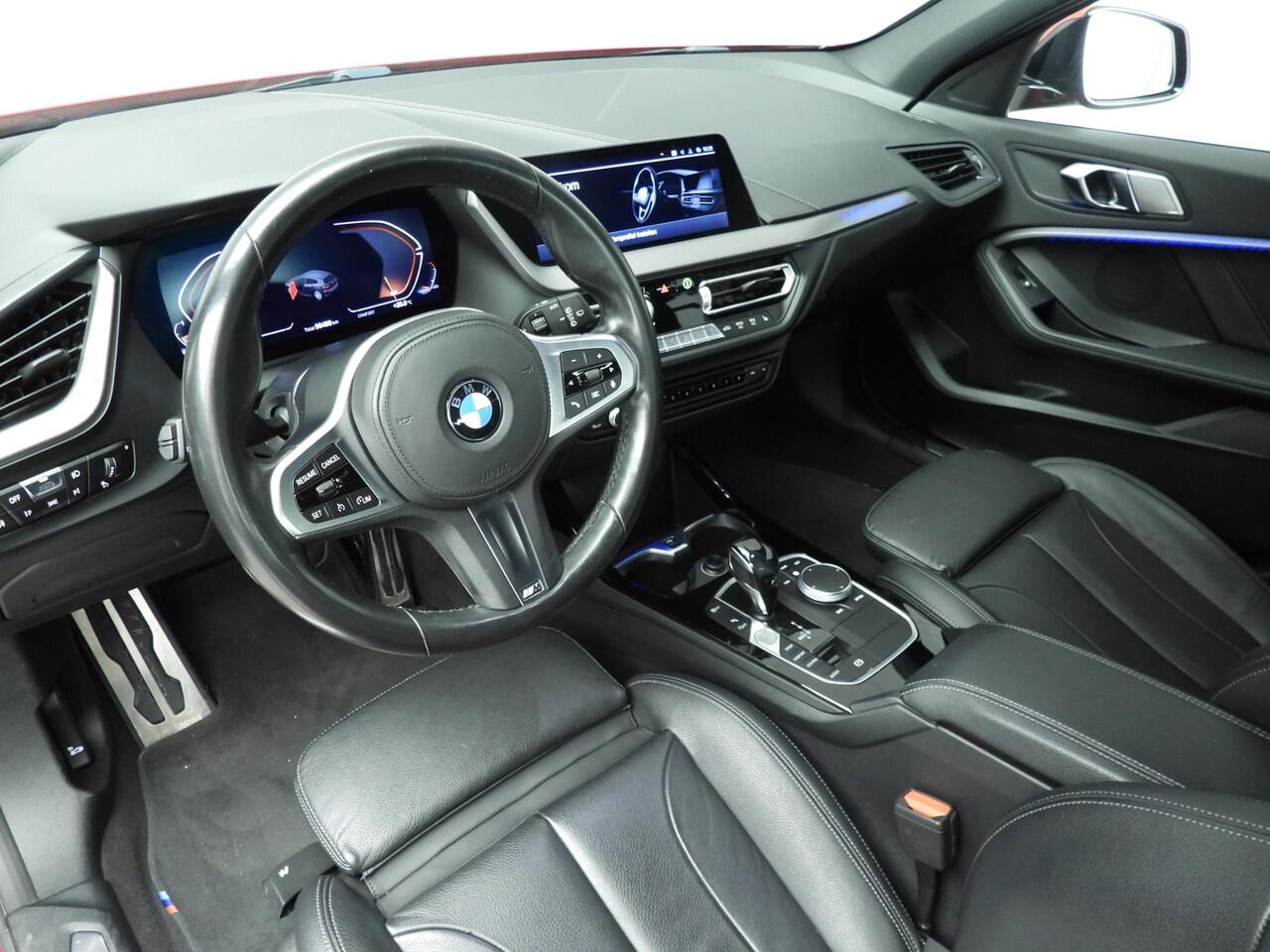 BMW 1-SERIE 5-deurs 118i | M-Sportpakket | LED | Leder | Navigatie | Stoelverwarming | Sportstoelen | Clima | DAB | Alu 18 inch