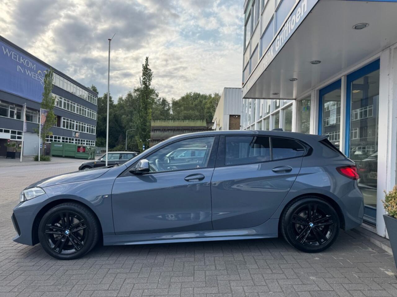 BMW 1-SERIE 118i High Executive I M-sport pakket I Apple Carplay I HUD I Leer