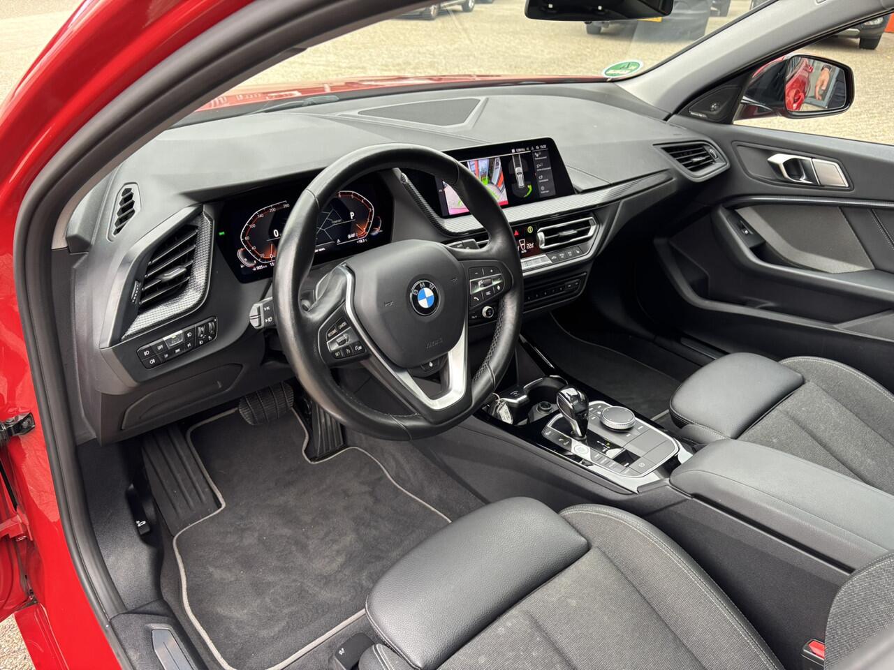 BMW 1-SERIE 118i Executive Sportline / Schuifkanteldak / Harman Kardon Audio / Camera / Stoel en Stuurverwarming /