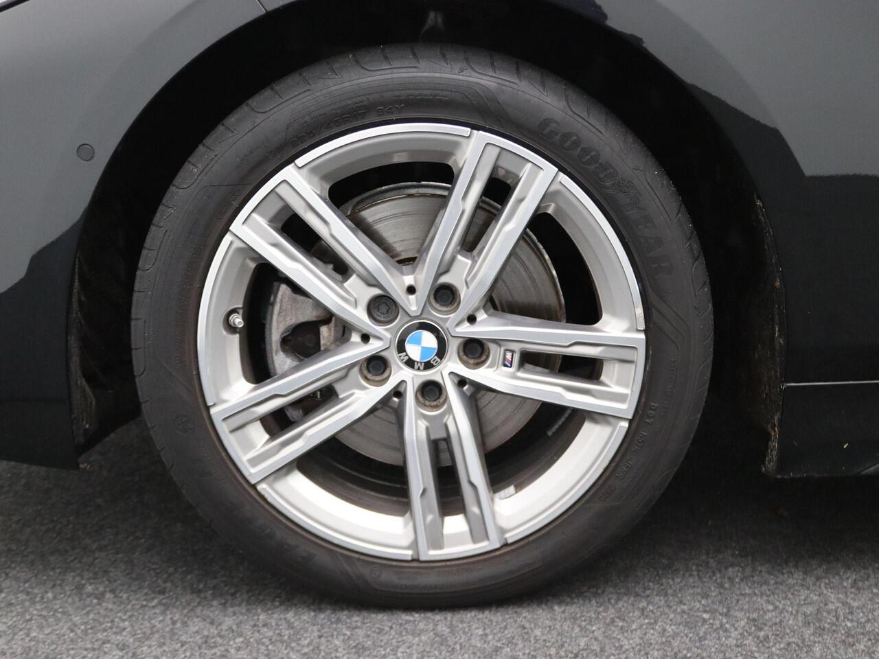 BMW 1-SERIE 118i High Executive Edition | BMW Live Cockpit Professional | Parkeerhulpsysteem | Sportstoel | 17"