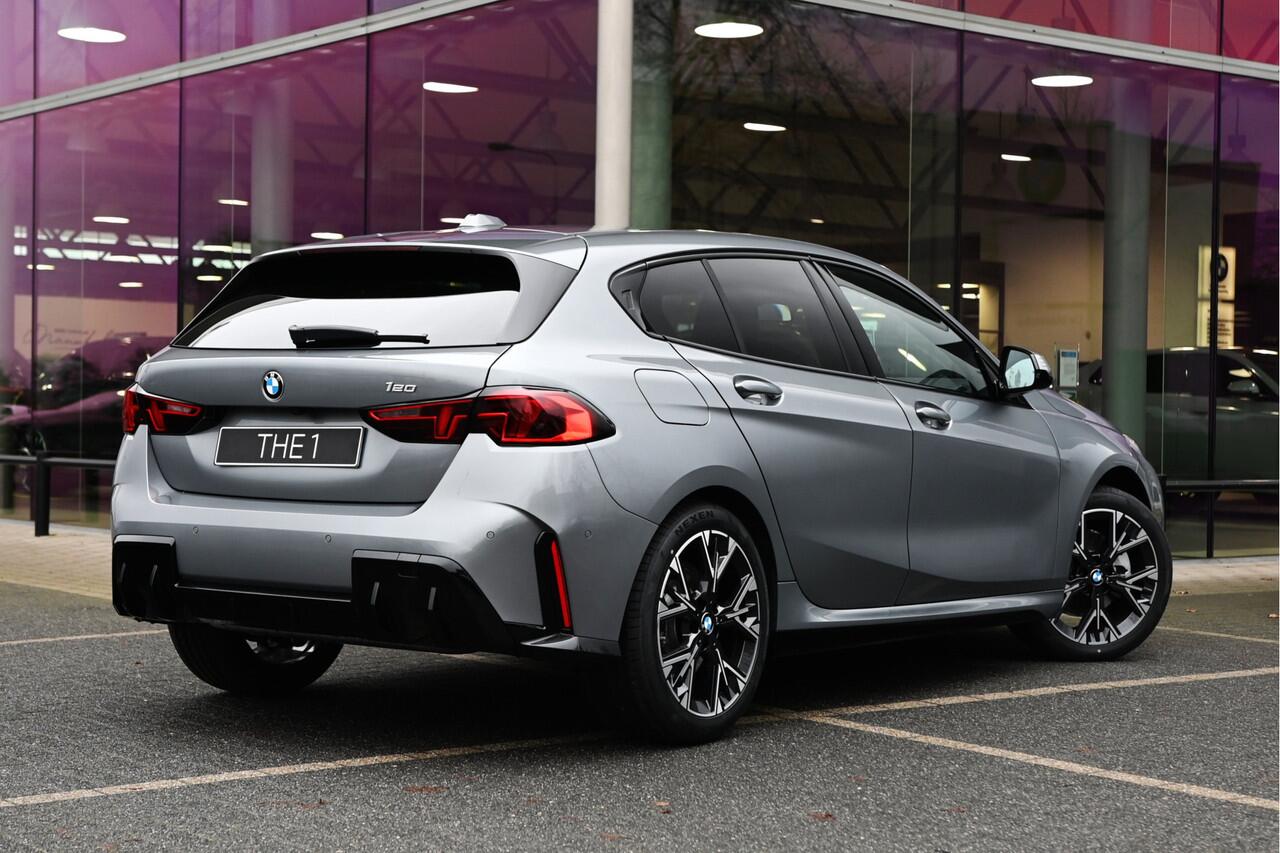 BMW 1-SERIE 120 M Sport Automaat / Sportstoelen / Achteruitrijcamera / M Adaptief onderstel / Parking Assistant / Stoelverwarming