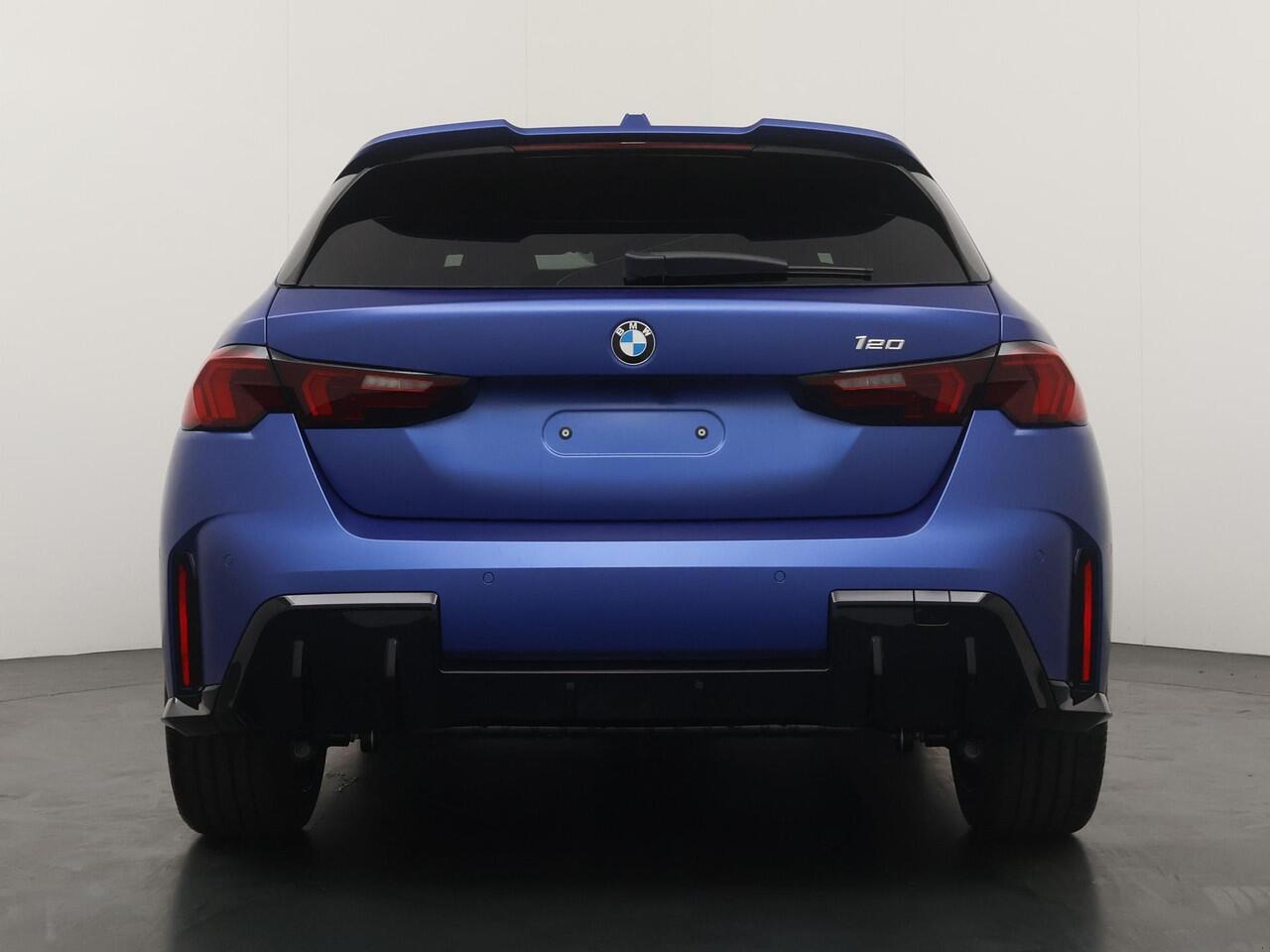 BMW 1-SERIE 120 | Individual Lak | M Sportpakket Pro | Harman Kardon | Panoramadak | Innovation Pack