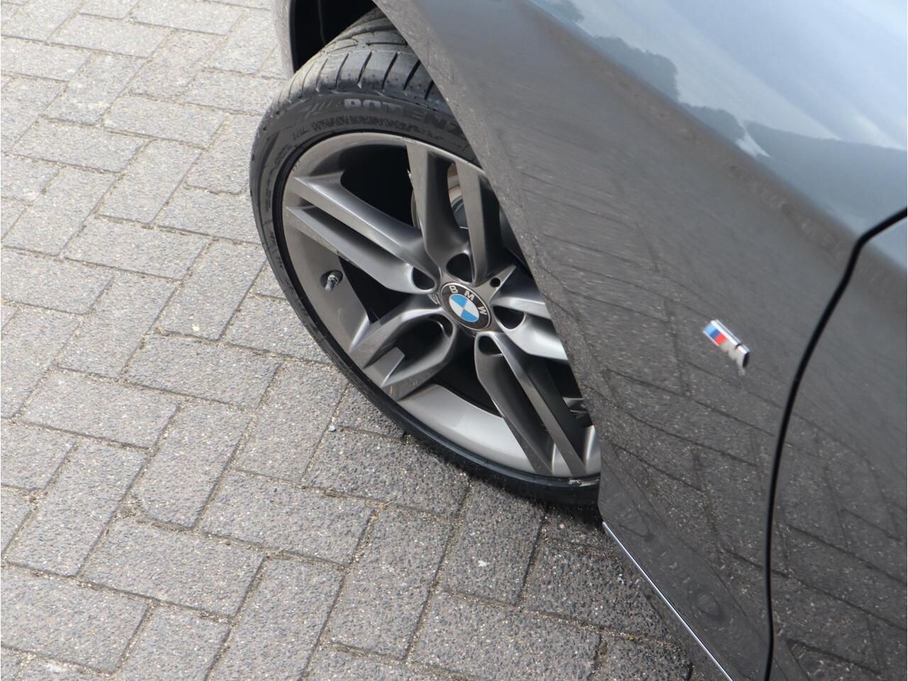 BMW 1-SERIE 118i High Executive M Sport Pakket Automaat 5 deurs / Navigatie Professional / Leder / 18 Inch / Shadow Line / Stoelverwarming / LED / Parkeersensoren voor+achter / Cruise Control / DAB / Lichtpakket