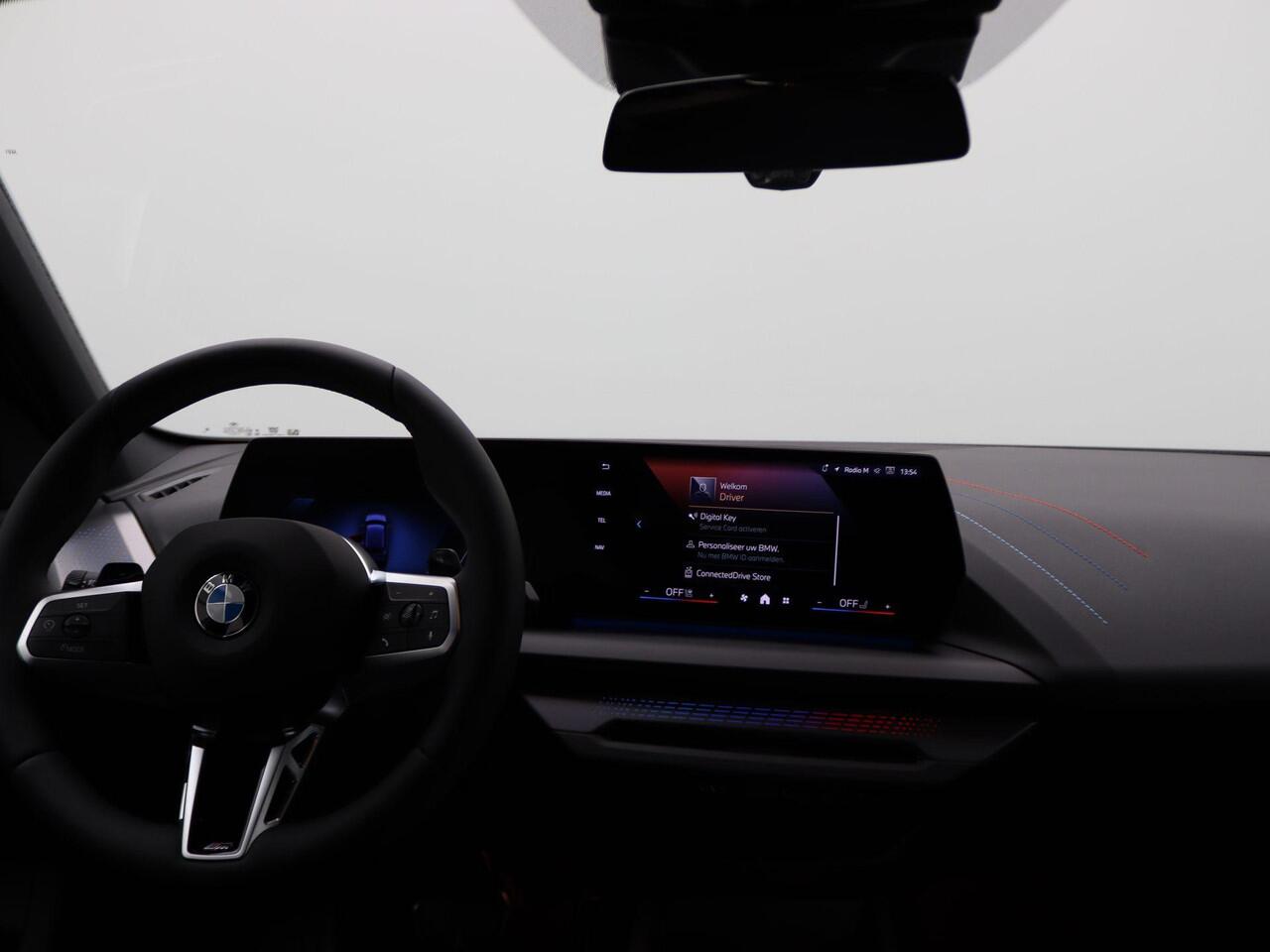 BMW 1-SERIE 120 M Sportpakket Pro | Premium Pack | Stuurwielrand Verwarmd | Achteruitrijcamera | Driving Assistant | 18''