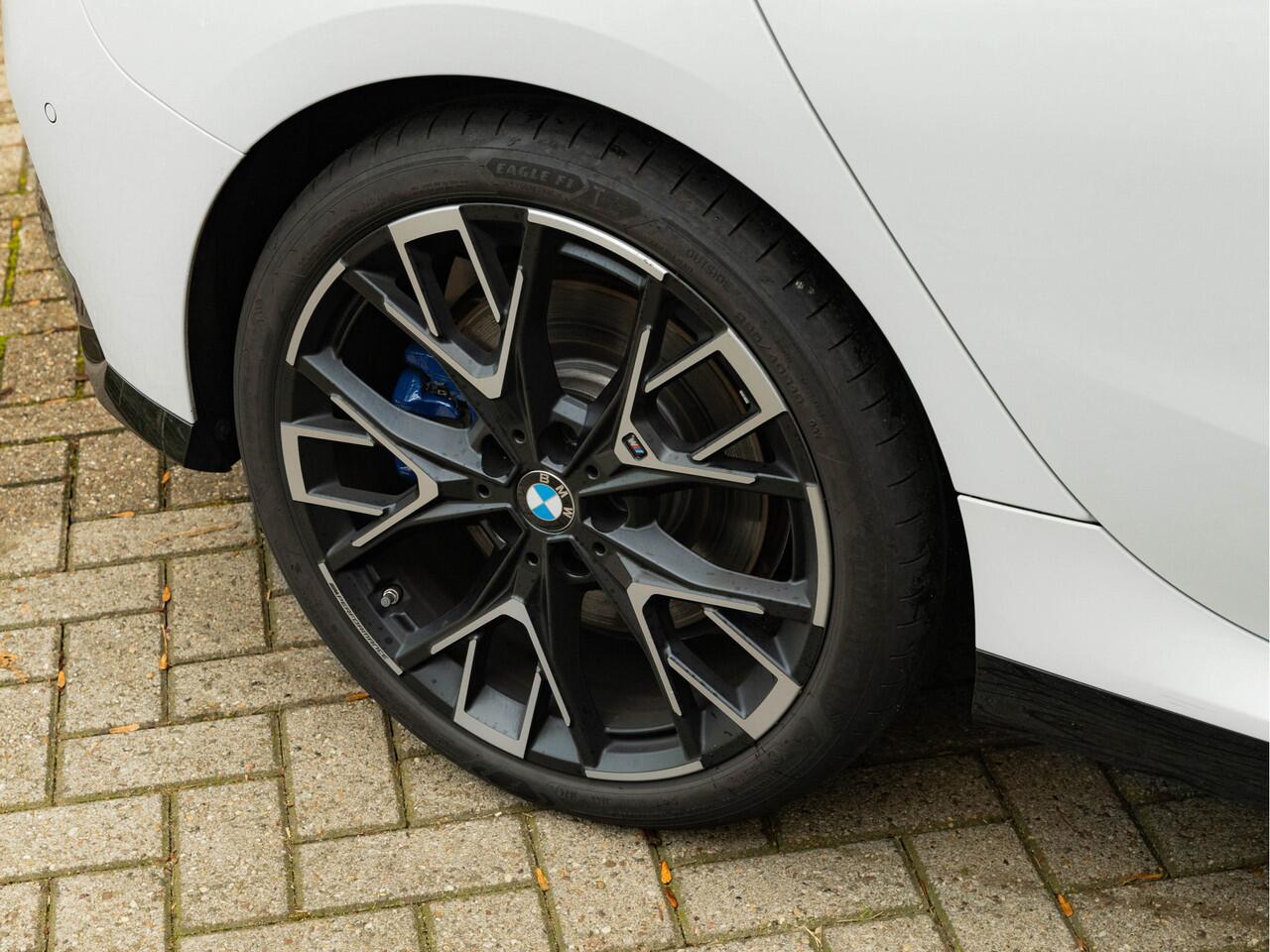 BMW 1-SERIE M135 xDrive - Pano - Trekhaak - Head-Up - Harman Kadon - Driving Ass