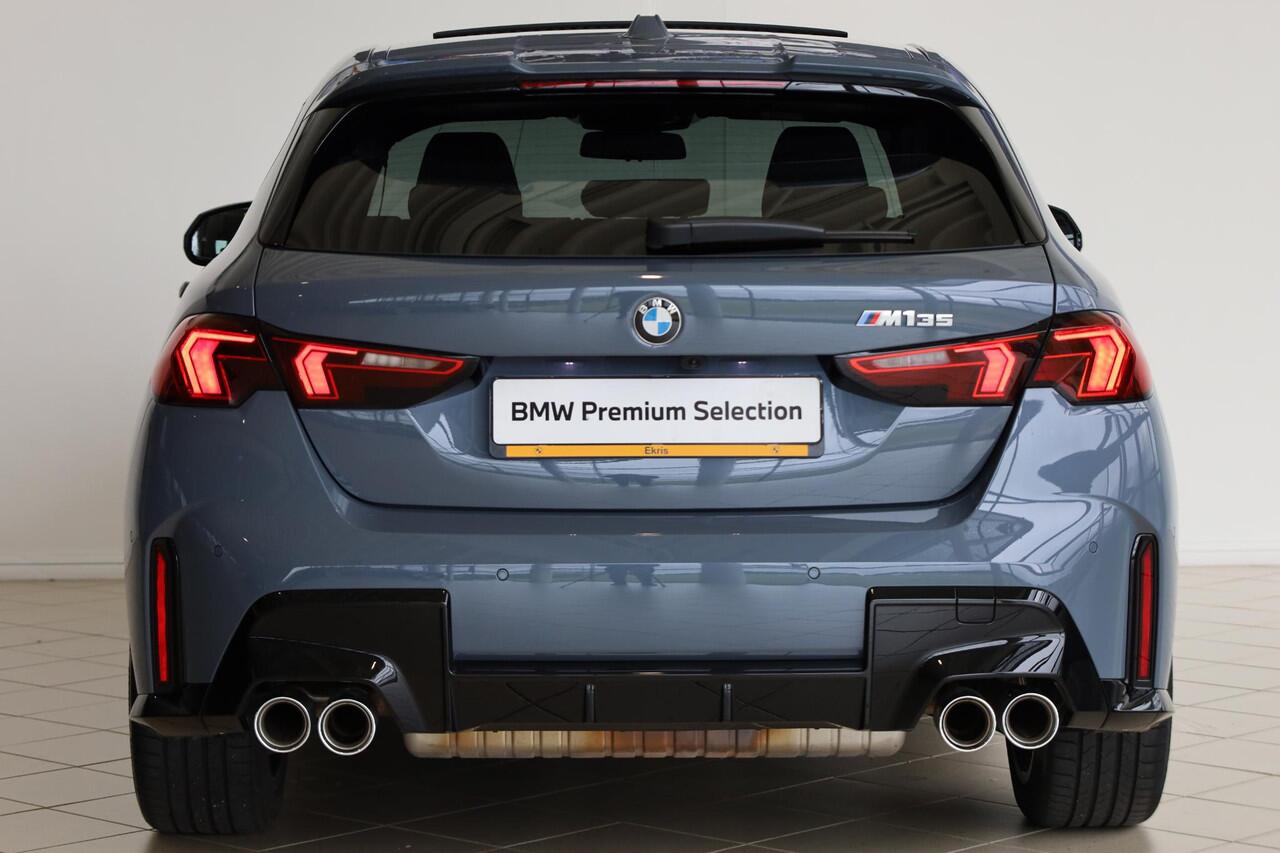 BMW 1-SERIE 5-deurs M135 xDrive | Innovation Pack | Stoelen-Pack