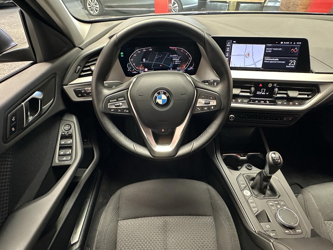 BMW 1-SERIE 116 NIEUWSTAAT !!! NAVIGATIE CRUISE CONTROL STOEL EN STUURVERWARMING APPLE CARPLAY/ANDROID ACHTERUITRIJCAMERA PDC ZEER MOOI !! 3010