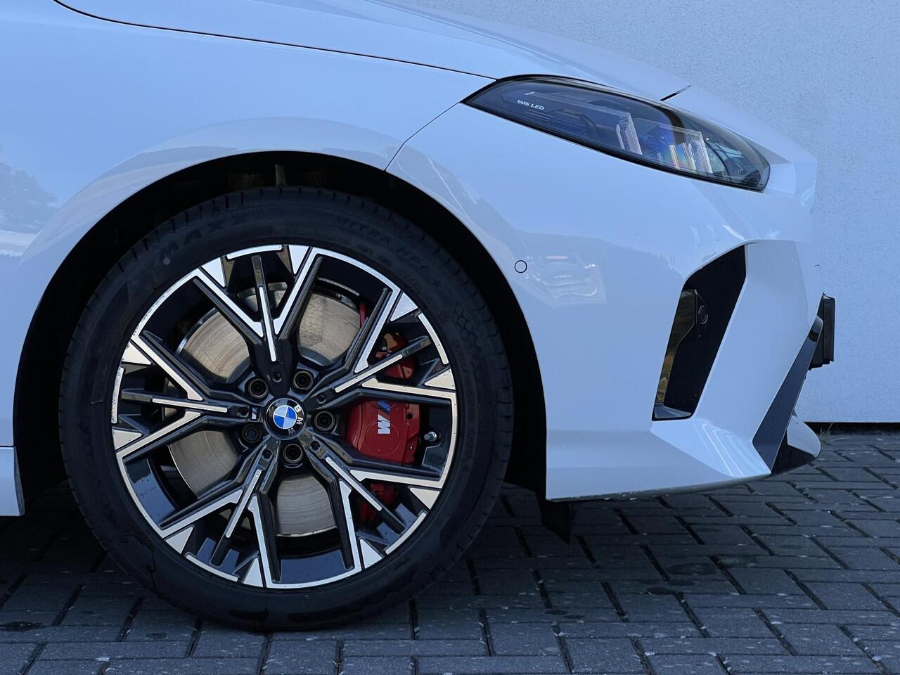 BMW 1-SERIE 120 5-deurs | M Sportpakket Pro | Pano | Premium Pack | Ekris Selection