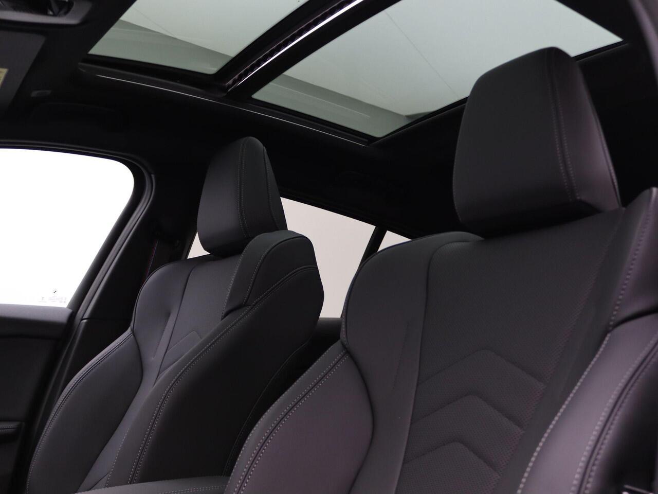 BMW 1-SERIE 120 M Sportpakket Pro | Premium Pack | Stuurwielrand Verwarmd | M Adaptief onderstel | Panoramadak | Driving Assistant | DAB | Harman Kardon | 19'' | Individual Lak