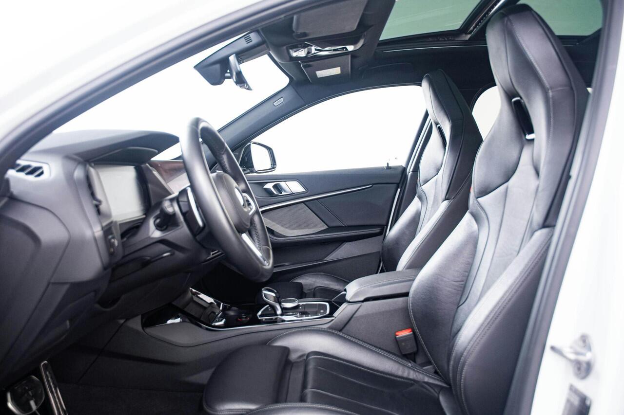 BMW 1-SERIE M135i xDrive High Executive Edition Panoramadak - Head up - Harman Kardon - Active Cruise Control - Driving/Parking Assistant - Elektrisch verstelbare/verwarmde stoelen - Getinte Ruiten -