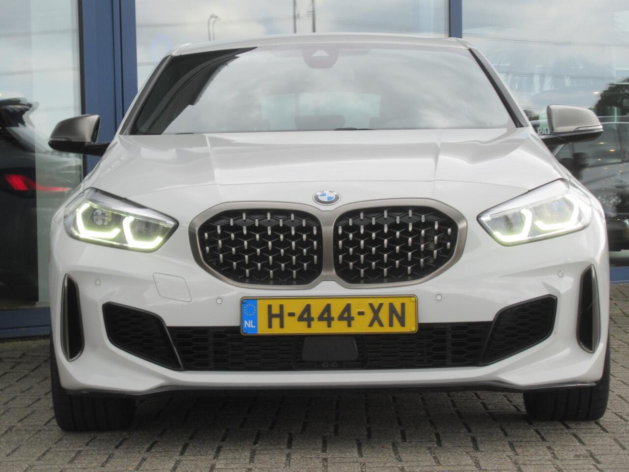 BMW 1-SERIE M135i xDrive Executive Edition 306 PK, Full LED / Carplay / PDC / Stoelverwarming / 19' M dubbelspaak velgen