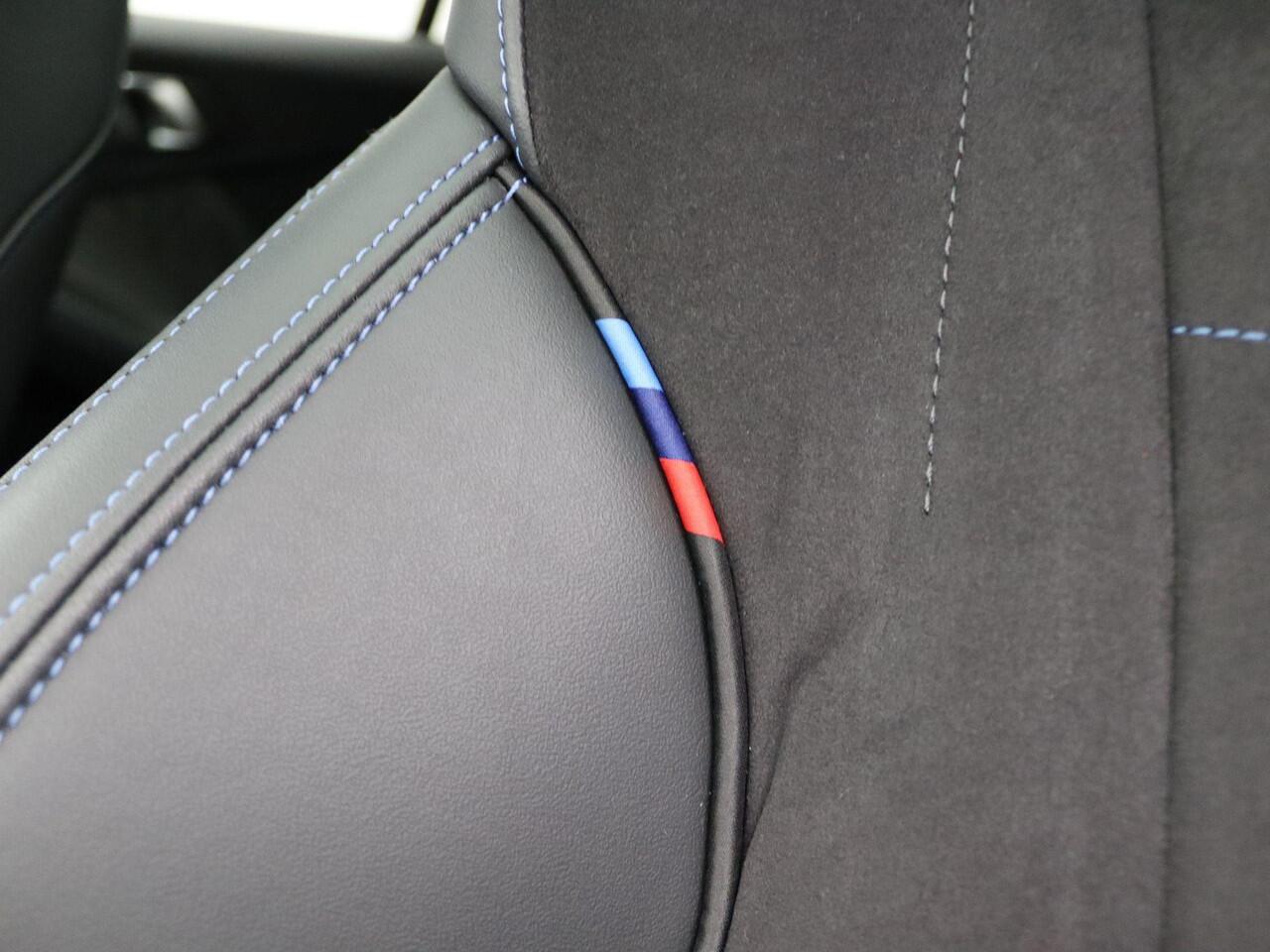 BMW 1-SERIE 120 M Sportpakket | Panoramadak | Head-Up Display | Elek. Stoelen met Memory | 18"