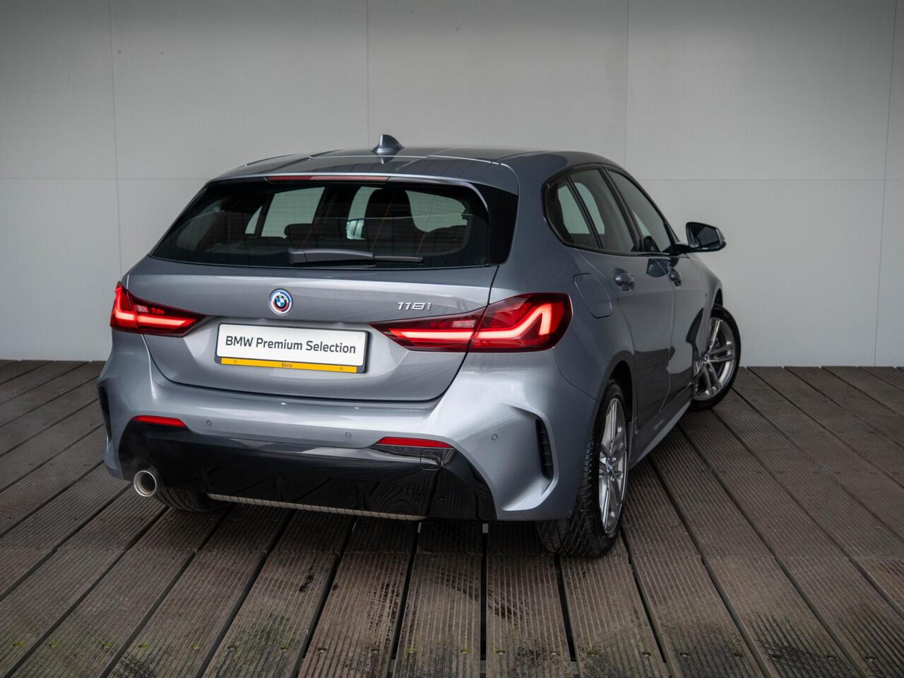 BMW 1-SERIE 5-deurs 118i | M Sportpakket | 17 inch | Sportstoelen | Cruise Control | Lichtpakket | Live Cockpit Professional