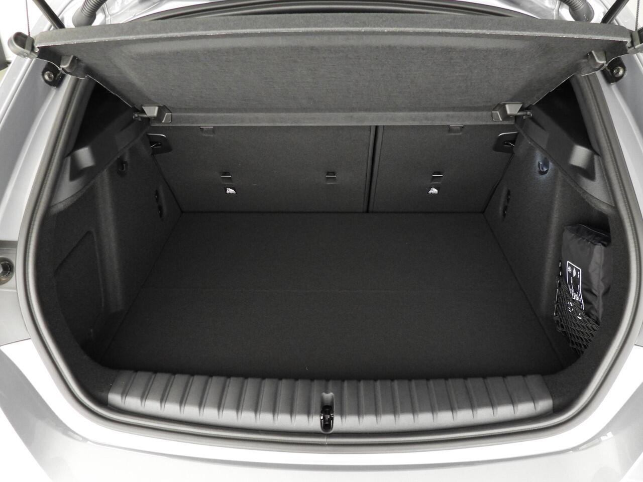 BMW 1-SERIE 120 | M-Sportpakket | LED | Navigatie | Schuifdak | Keyles go | Active cruise | DAB | Harman-kardon sound | Alu 18 inch